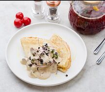 Блинчики с куриным филе, вешенками, сметаной и зеленым маслом