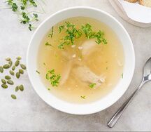 Куриный бульон с лапшой и курицей