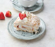 Меренговый рулет с клубничным джемом