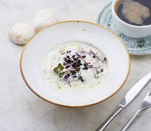 Греча с рваной говядиной и муссом из пармезана