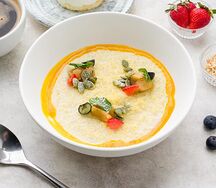 Пшенная каша с карамелизированным яблоком и соусом манго