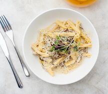 Паста с рваной говядиной и грибами 