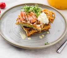 Вафля с семгой, яйцом пашот и сливочным мусс-кремом