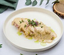 Вафли с курицей и ветчиной под сливочным соусом