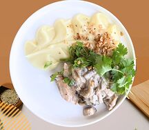 Курица в сметане с грибами и пюре