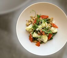 Булгур с запечённым перцем и стручковой фасолью, цветной капустой и сметанно-ореховым соусом