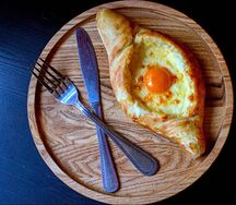 Хачапури по-аджарски с яйцом