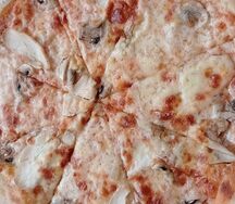 Пицца куриная с шампиньонами на тонком тесте