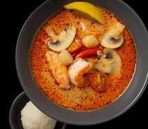 Том ям с камчатским крабом, курильским гребешком и северной креветкой