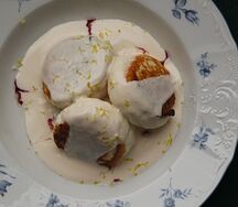 Сырники с муссом из ряженки и черной смородиной