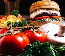 Бургер Грибной Томми с картофельными дольками и соусом 