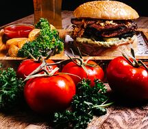Бургер Мясник Gotty с картофельными дольками и соусом 
