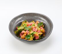 Салат пряный с ростбифом и овощами