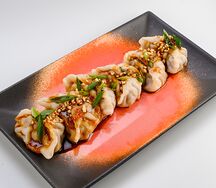 Дамплинги мясные в соево-пряном соусе