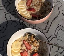 Овсяная каша с карамелью и бананами