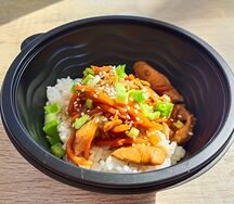 Рис под соусом терияки с курицей и овощами