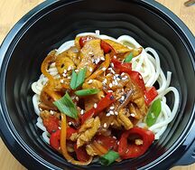 Спагетти с курицей и овощами в соусе терияки