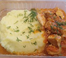 Картофельные пюре с гуляшом из курицы