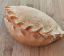Пирожок с луком и яйцом печеный