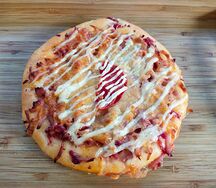 Пицца с колбасой и сыром