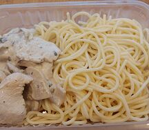 Спагетти с курицей и грибами в сметанном соусе