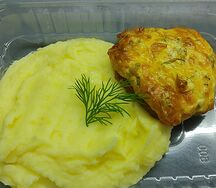 Картофельное пюре с котлетой под сыром