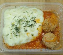 Картофельное пюре с фрикадельками и овощами в томатном соусе