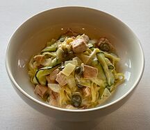 Тальолини с лососем, цукини, каперсами и сливками