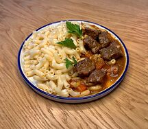 Гуляш из говядины с макаронами