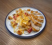 Салат Цезарь с курицей