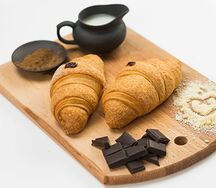 Круассан с шоколадной начинкой