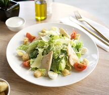 Салат Цезарь с курицей