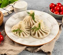 Хинкали с говядиной и зеленью со сметаной