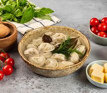 Пельмени с курицей, сливочным маслом и бульоном