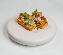 Бриошь с с камчатским крабом и спелым авокадо
