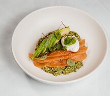 Зеленая гречка с лососем и соусом песто