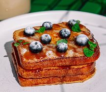 Сливочная бриошь с сыром рамболь и карамелью