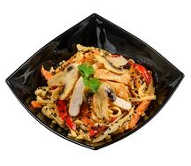 Wok с курицей и грибами в сливочном соусе