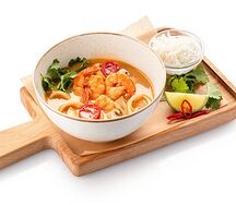 Том ям с креветками и кальмарами