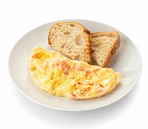 Омлет с сыром и томатами