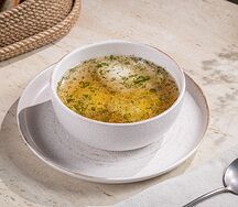 Консоме куриный с равиоли и яйцом