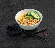 Жареный рис с курицей и яйцом