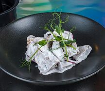 Соленые грузди с луком и сметаной