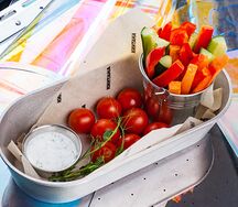 Овощные палочки с соусом дзадзики
