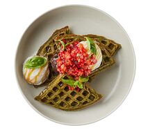 Матча вафли с кокосовым мороженым, шоколадной пастой, карамелью и тартаром из клубники