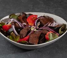 Тёплый салат с телячьей вырезкой и овощами