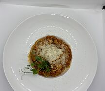 Паста с беконом и овощами в томатном соусе