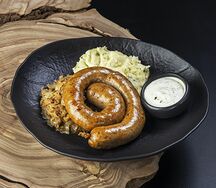 Жареная свиная колбаска с гарниром 
