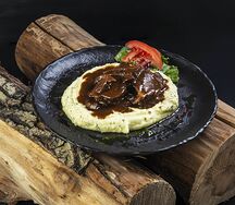 Говяжьи щечки с картофельным пюре