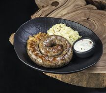 Жареная говяжья колбаска с гарниром 